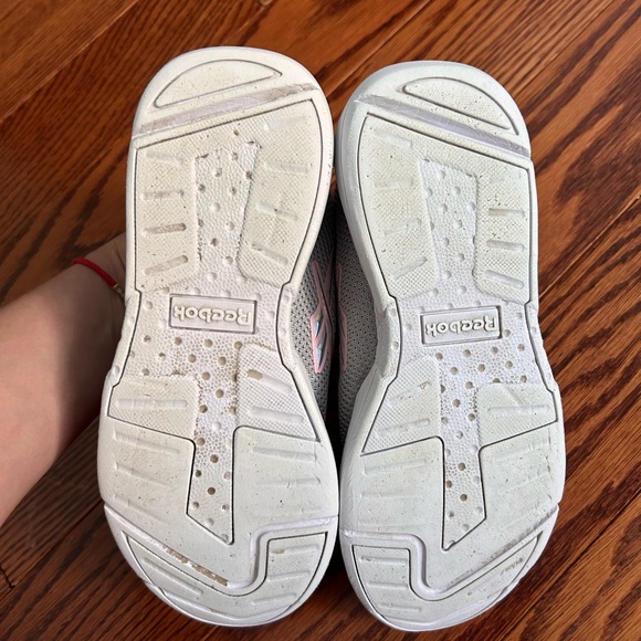 Reebok sneakers, size 1 girls - Picture 2 of 3